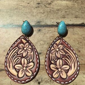 NWT Tooled Leather Western Style Floral Earrings